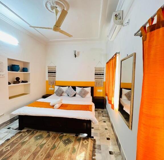 اتاق لوکس با چشم‌انداز, Jaisalmer Hostel Crowd