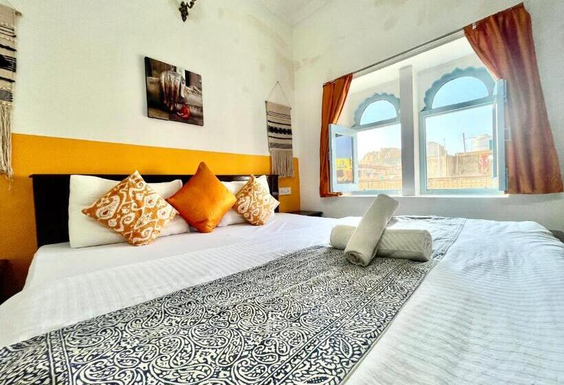 اتاق لوکس با چشم‌انداز, Jaisalmer Hostel Crowd