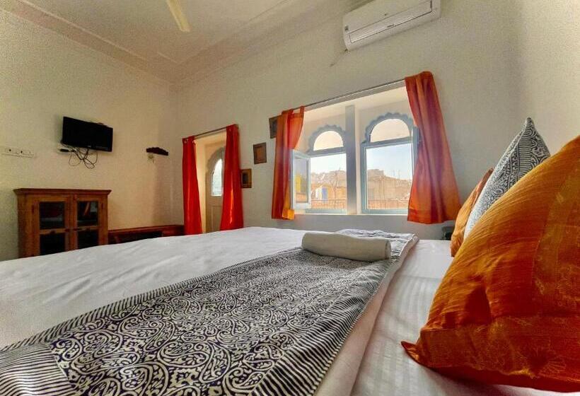 اتاق لوکس با چشم‌انداز, Jaisalmer Hostel Crowd