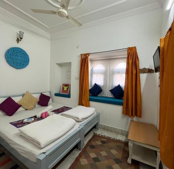 اتاق استاندارد با چشم‌انداز باغ, Jaisalmer Hostel Crowd