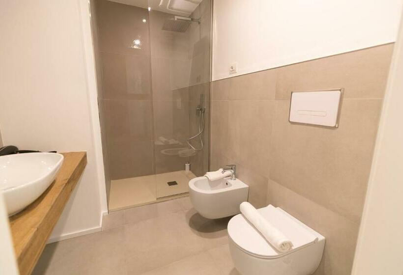 اتاق خانوادگی با چشم‌انداز جانبی دریا, Antares Rooms And Suites