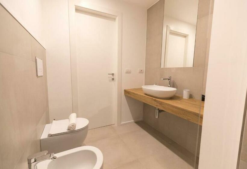 اتاق خانوادگی با چشم‌انداز جانبی دریا, Antares Rooms And Suites
