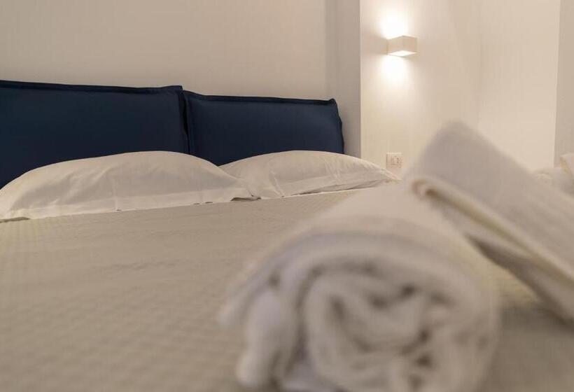 اتاق خانوادگی با چشم‌انداز جانبی دریا, Antares Rooms And Suites