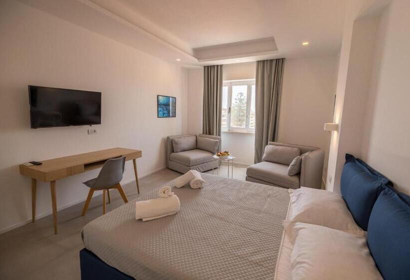 اتاق خانوادگی با چشم‌انداز جانبی دریا, Antares Rooms And Suites