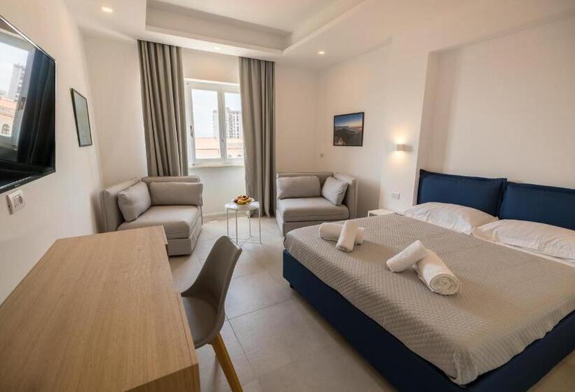 اتاق خانوادگی با چشم‌انداز جانبی دریا, Antares Rooms And Suites