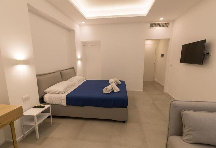 اتاق خانوادگی با چشم‌انداز جانبی دریا, Antares Rooms And Suites
