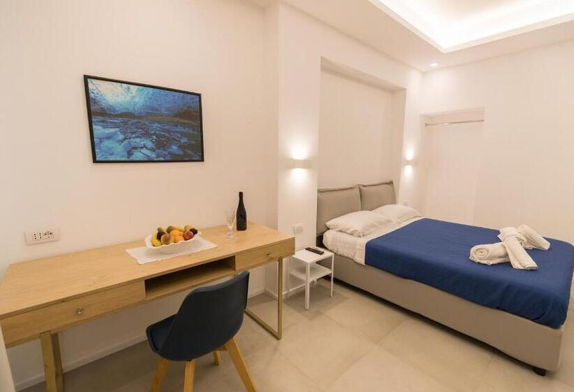 اتاق خانوادگی با چشم‌انداز جانبی دریا, Antares Rooms And Suites