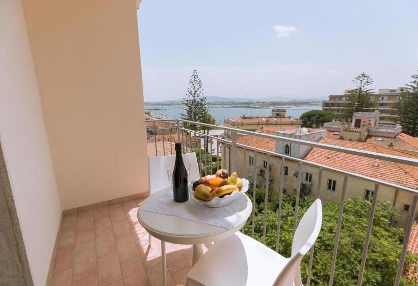 اتاق استاندارد با بالکن و چشم‌انداز دریا, Antares Rooms And Suites