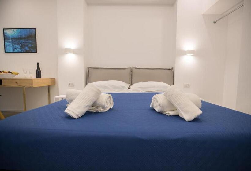 اتاق استاندارد با بالکن و چشم‌انداز دریا, Antares Rooms And Suites