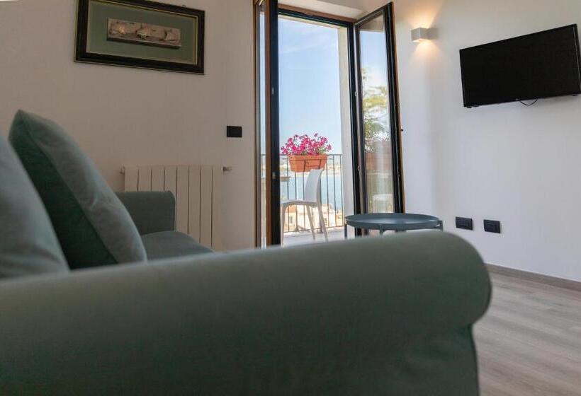سوییت با چشم‌انداز دریا, Antares Rooms And Suites