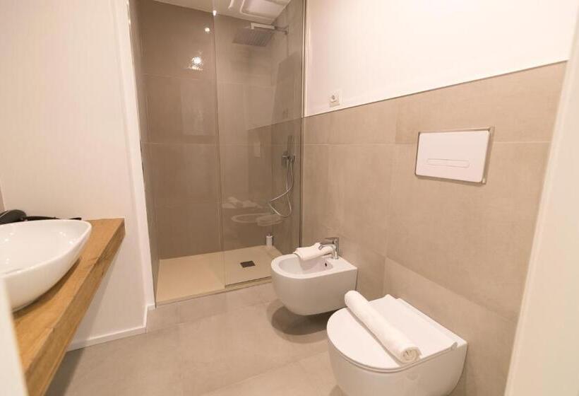 اتاق استاندارد با بالکن و چشم‌انداز دریا, Antares Rooms And Suites