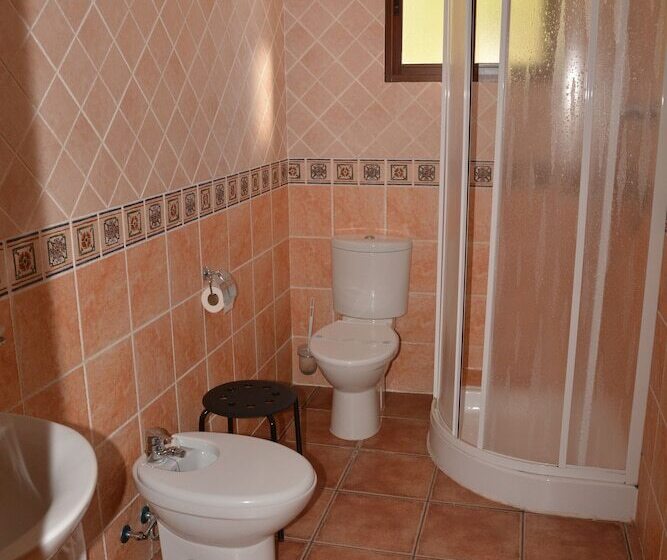 اتاق استاندارد سه نفره, Restaurante Viñas Viejas
