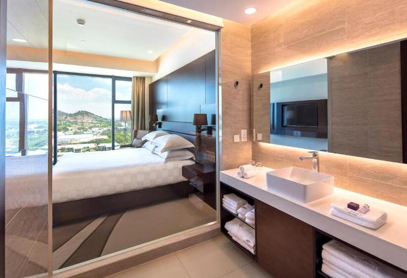 اتاق لوکس با تخت بزرگ, The Stanley Hotel & Suites