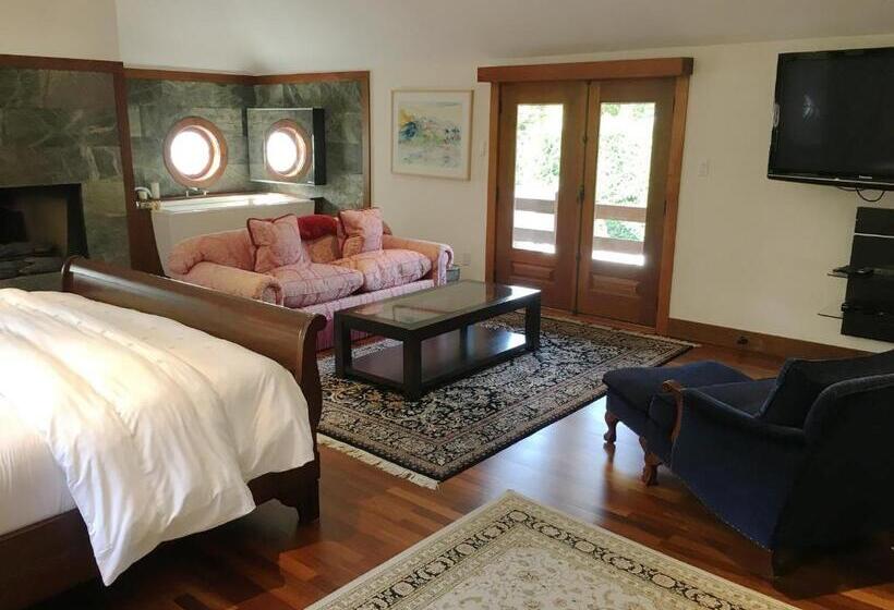 Deluxe Suite King Bed, East Hampton Art House Bed And Breakfast