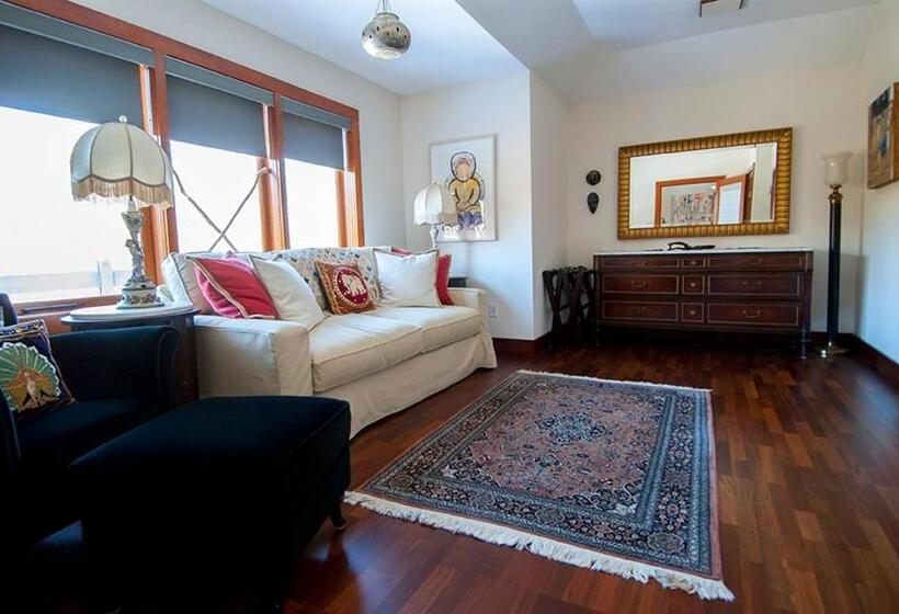 سوییت لوکس, East Hampton Art House Bed And Breakfast
