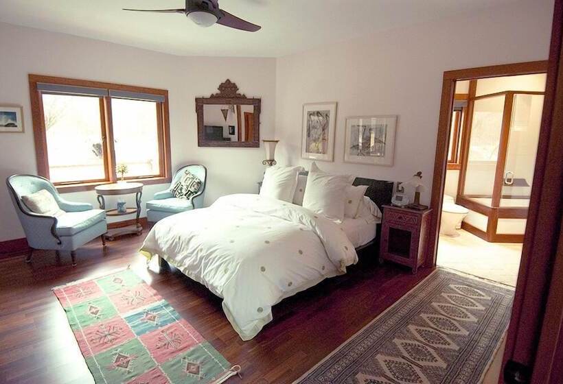 اتاق استاندارد, East Hampton Art House Bed And Breakfast