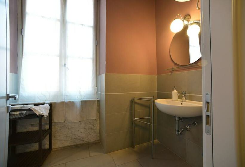 اتاق استاندارد با سرویس بهداشتی مشترک, Ostello Palazzo Nizza