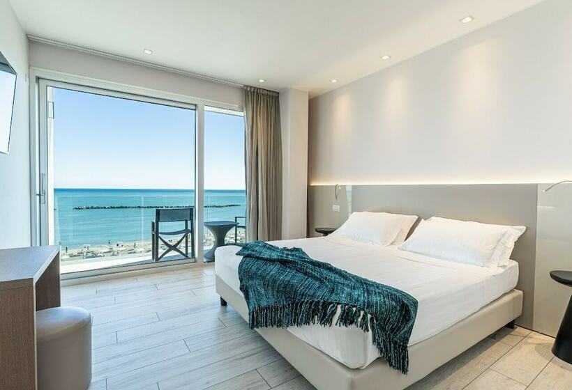 اتاق استاندارد با تخت دوبل و چشم‌انداز دریا, Savini