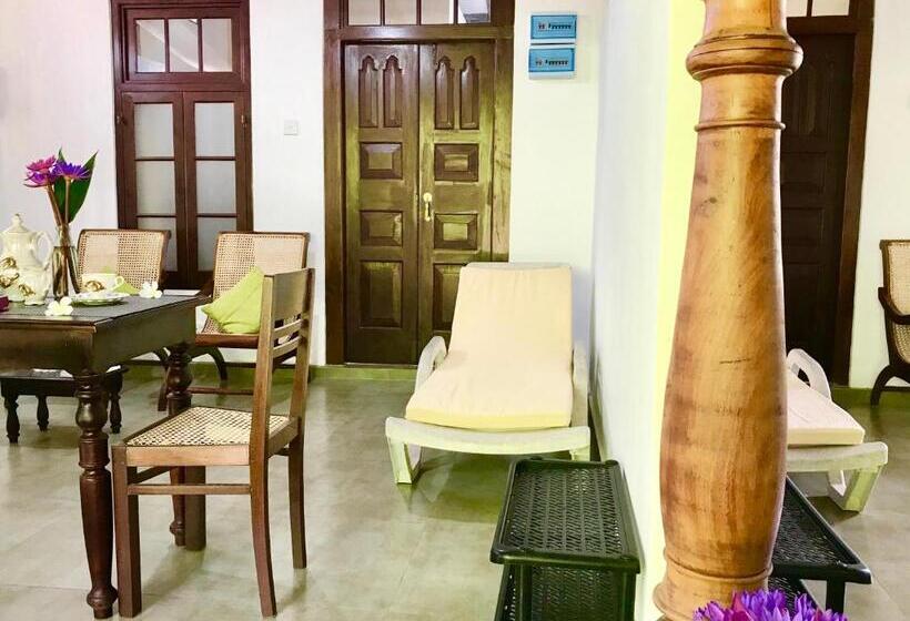 اتاق لوکس با چشم‌انداز باغ, Walauwa The Villa Ahungalla