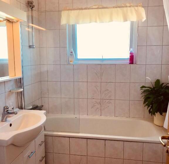 اتاق استاندارد با سرویس بهداشتی مشترک, Guesthouse árný