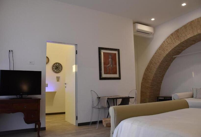 سوییت جونیور, La Casa Nel Borgo Antico
