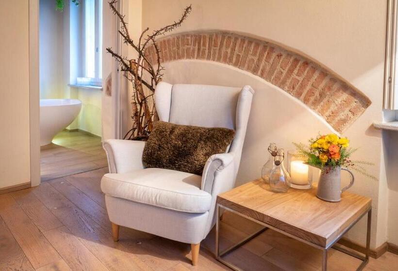 سوئیت جونیور با چشم‌انداز باغ, Langhe Country House