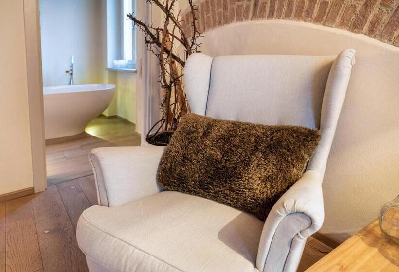 سوئیت جونیور با چشم‌انداز باغ, Langhe Country House