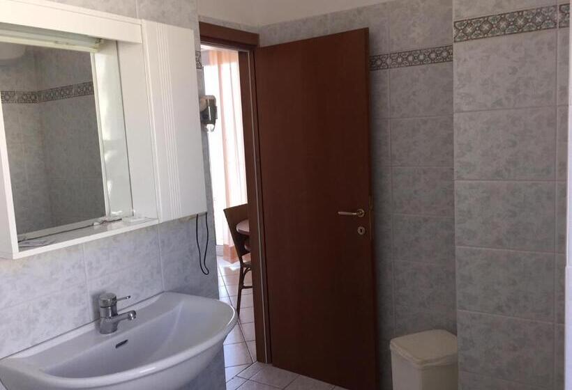 اتاق استاندارد چهارنفره با بالکن, Lido