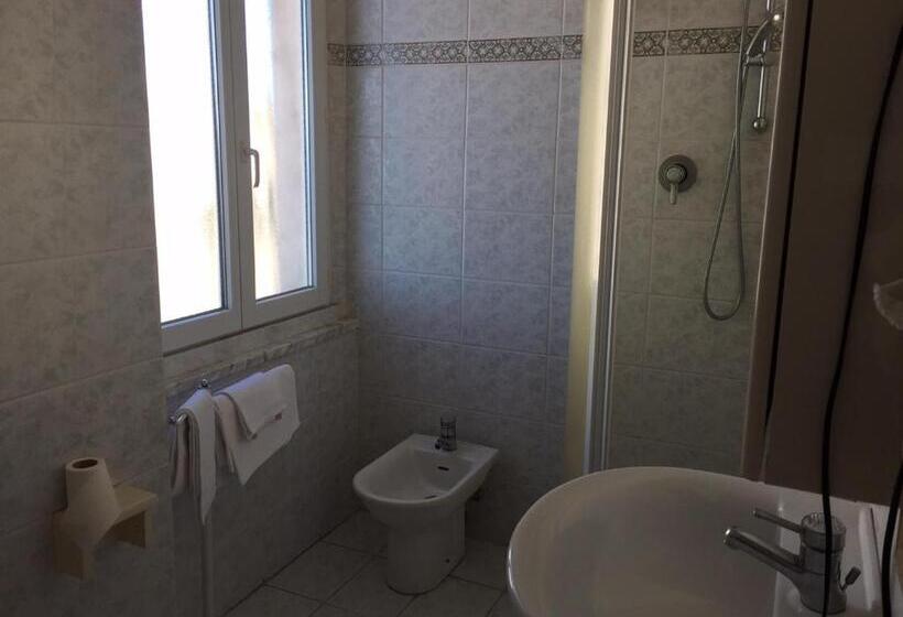 اتاق استاندارد چهارنفره با بالکن, Lido