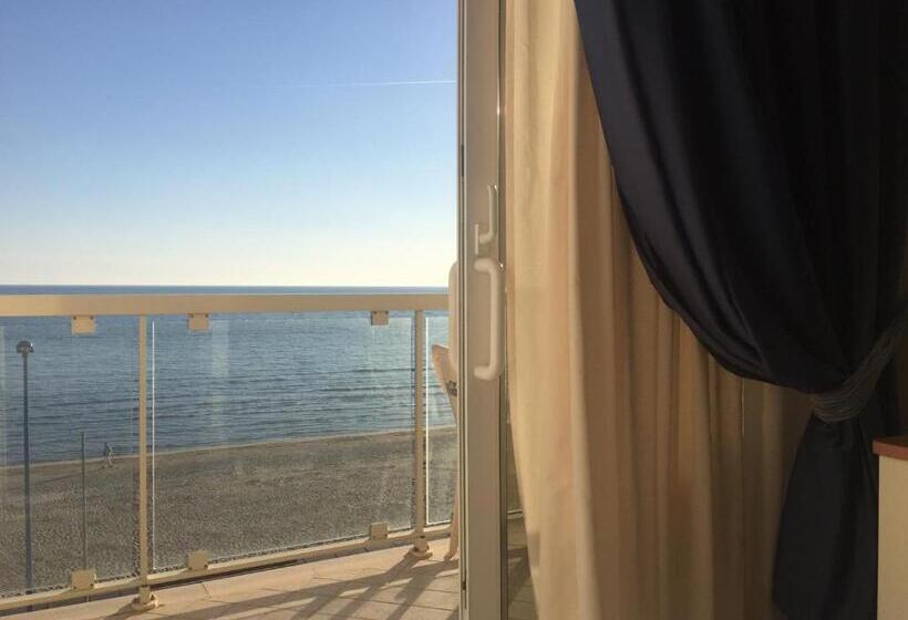 اتاق استاندارد چهارنفره با بالکن, Lido