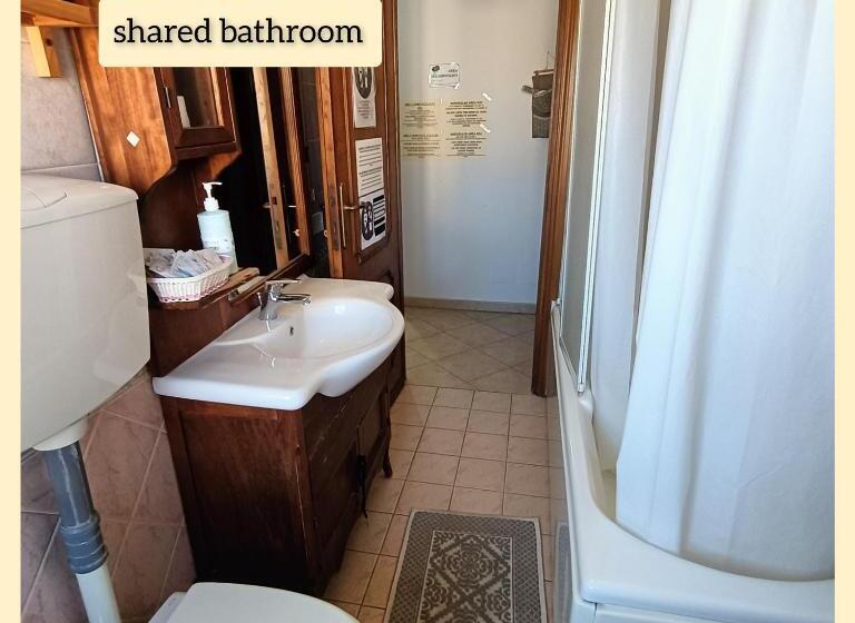 اتاق استاندارد با سرویس بهداشتی مشترک, La Perla B & B