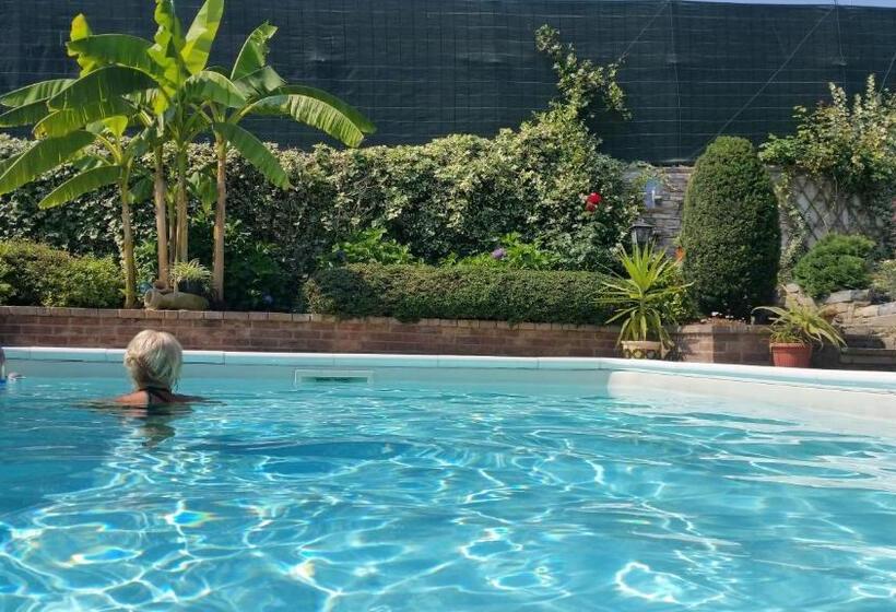 سوییت جونیور لوکس, Villa Laura Rooms & Pool