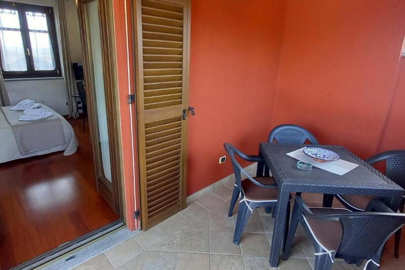 سوییت جونیور لوکس, Villa Laura Rooms & Pool