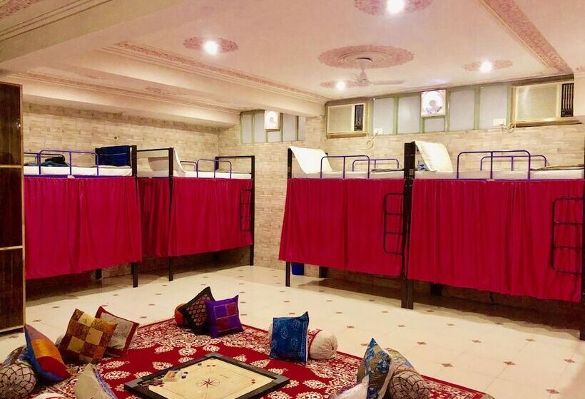 تختخواب در اتاق مشترک, Classic Inn Near Railway Station Jaipur