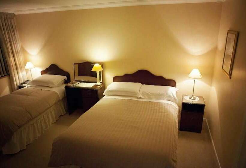 اتاق خانوادگی, The Derg Arms B&b