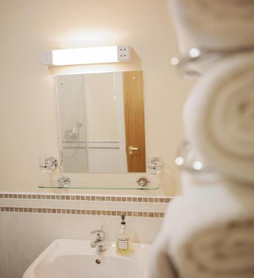اتاق استاندارد یک نفره, The Derg Arms B&b