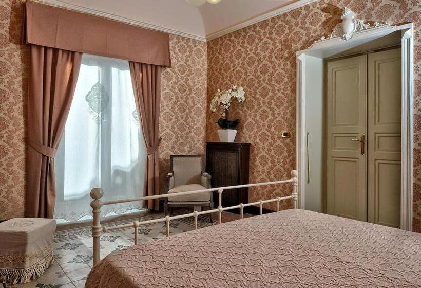 اتاق لوکس با تخت بزرگ, Palazzo Bella