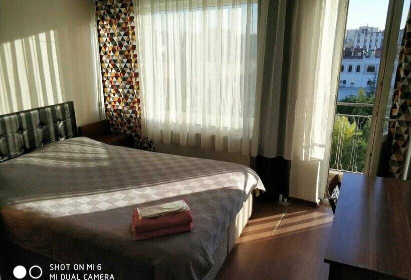 اتاق استاندارد با چشم‌انداز شهر, Bulvar Hostel