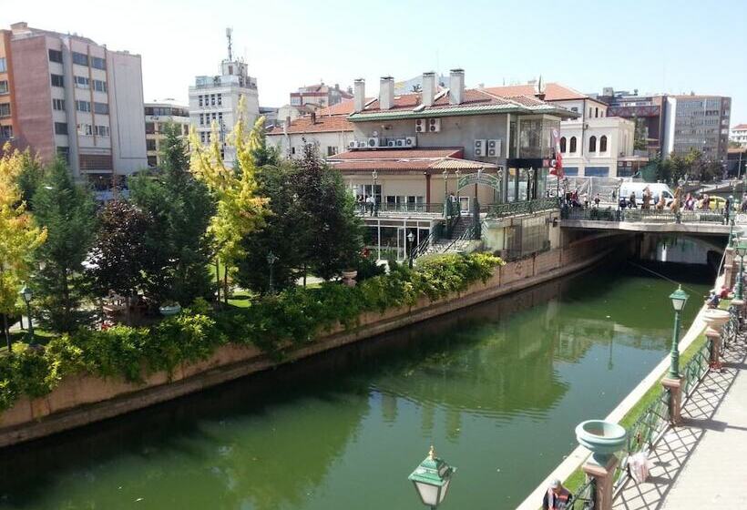 اتاق استاندارد با چشم‌انداز شهر, Bulvar Hostel