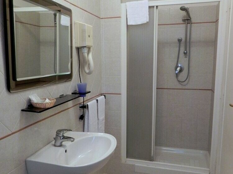اتاق استاندارد چهار تخته, Villa Robinia