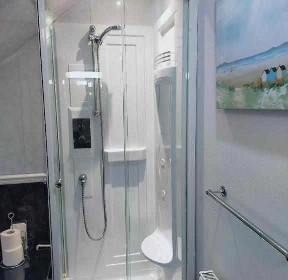 اتاق عادی, The Groveside Guest House