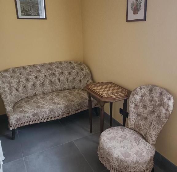 اتاق خانوادگی, Rosatea B&b