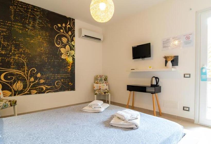 带泳池观景的豪华房, Spapparra B&b