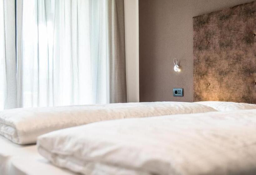1 Bedroom Penthouse Apartment, Chalet Kristall   Dolomites Garden Chalet