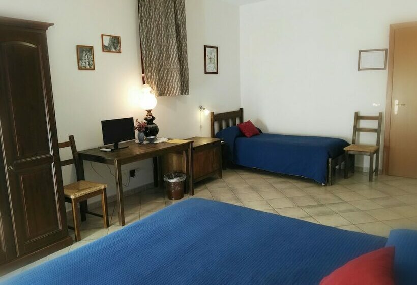 高级三人间, Cloris Guest House