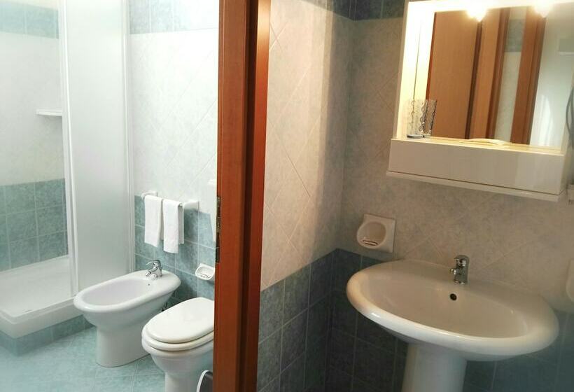 高级三人间, Cloris Guest House