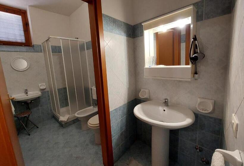 高级三人间, Cloris Guest House