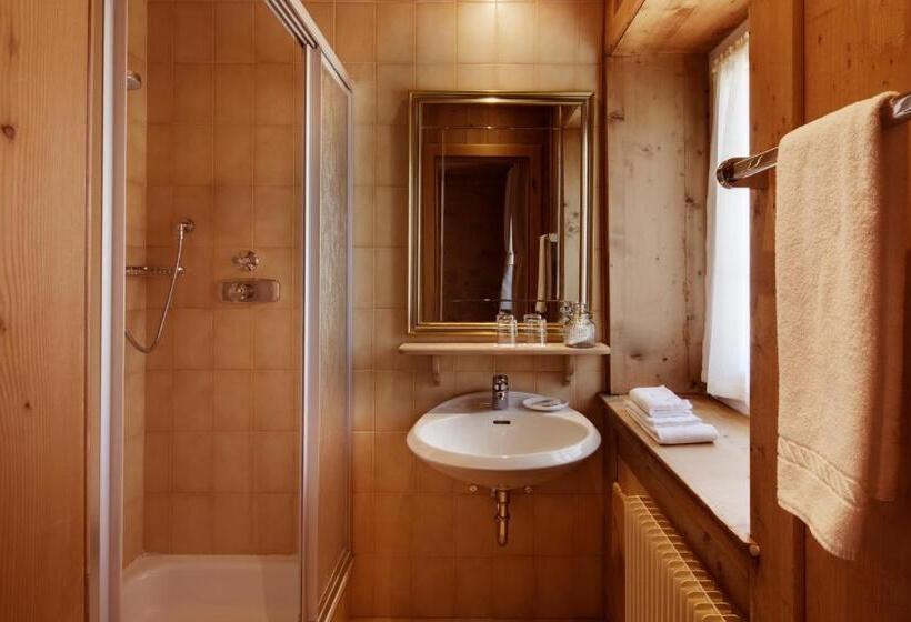 اتاق استاندارد سه نفره, Berghotel Ladinia