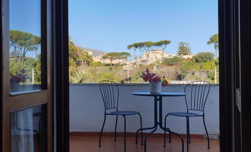 سوئیت جونیور با چشم‌انداز باغ, B&b Il Giardino Di Villa Anna