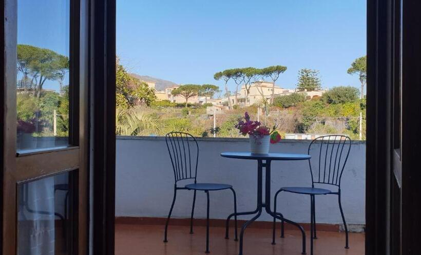 سوئیت جونیور با چشم‌انداز باغ, B&b Il Giardino Di Villa Anna